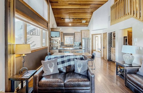 Big Horn House | Stunning ski-in/ski-out townhome with a private indoor hot tub