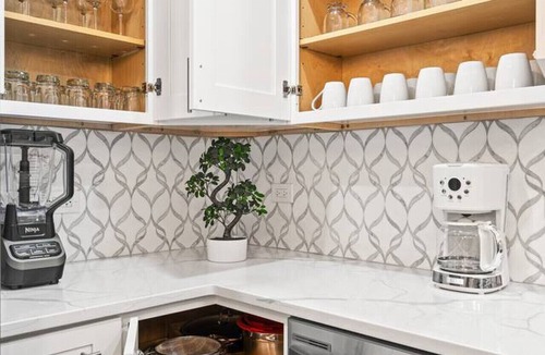 Cragin House | Stunning & Spacious 7BD Home with garage!