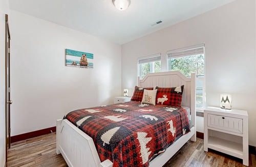 Fir Grove Estates House | Stunning wilderness retreat with firepit, hammock, AC, & W/D