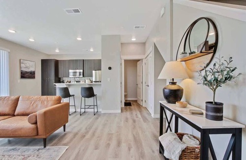 Nampa House | Stylish 2 bedroom townhome