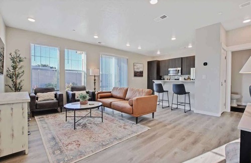 Nampa House | Stylish 2 bedroom townhome