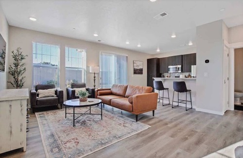 Nampa House | Stylish 2 bedroom townhome