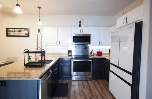 Coeur d'Alene Condo | Stylish 3-bed, 2-bath modern condo in Coeur d'Alene, perfect for up to 6 guests. Enjoy a fully equipped kitchen, king suite, and community sauna & gym. located just 12 mins from downtown, 20 mins to Silverwood Theme Park, and 40 mins to Spokane!