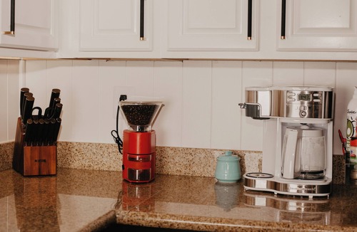 Coeur d'Alene Condo | Stylish 3-bed, 2-bath modern condo in Coeur d'Alene, perfect for up to 6 guests. Enjoy a fully equipped kitchen, king suite, and community sauna & gym. located just 12 mins from downtown, 20 mins to Silverwood Theme Park, and 40 mins to Spokane!