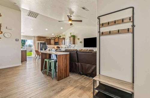 Caldwell House | Stylish 3BR Retreat Sleeps 9 Garden & Garage