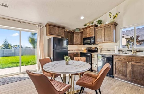 Caldwell House | Stylish 3BR Retreat Sleeps 9 Garden & Garage