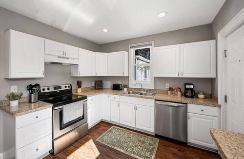 University District House | Stylish 5BRs Next to Expo Center & Near Stadium,2 Free parking