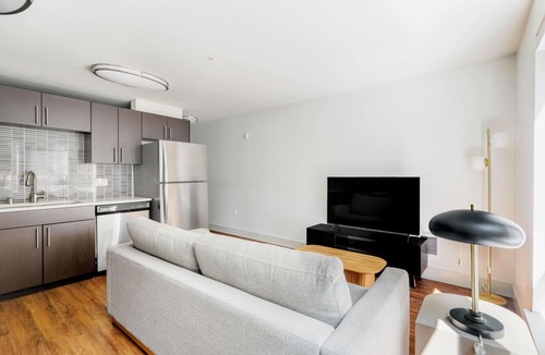 West Bellevue Apartment | Stylish Bellevue Jr 1BR w/Gym & Bike Storage, nr Park, by Blueground