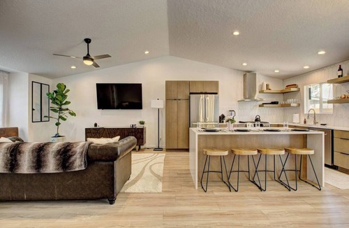 Boise House | Stylish Boise Retreat | King Bed | Heated Floors | Spa Bath | 70" 4K TV