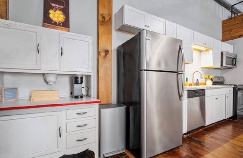 Central Business District Apartment | Stylish Downtown Mobile Loft/Walk to Dauphin St/Sleeps 6