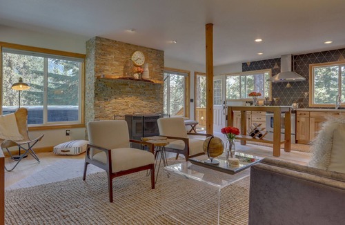 Government Camp Cabin | Stylish Duplex-Style Cabin with Free WiFi, Private Hot Tub, and Grill