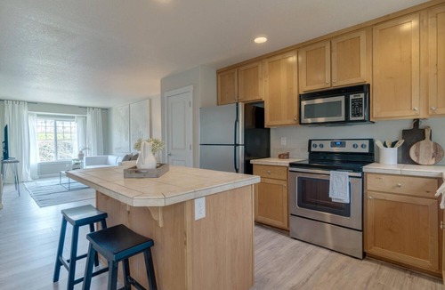 Vancouver House | Stylish Entire Townhome w/greenspace throughout! Serene!