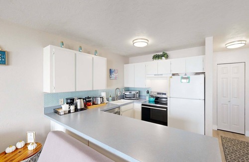 Newport Condo | Stylish Escape with Shared Pool, Direct Beach Access, Private Balcony & Ocean View