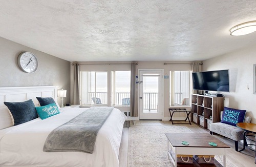 Newport Condo | Stylish Escape with Shared Pool, Direct Beach Access, Private Balcony & Ocean View