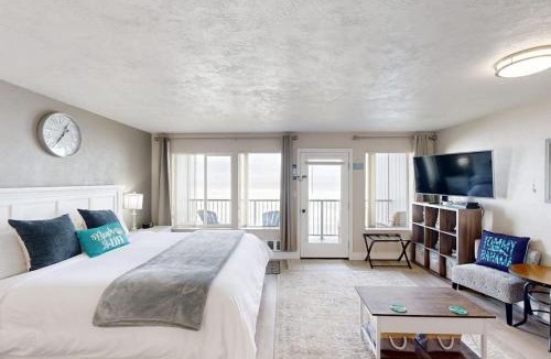 Newport House | Stylish Escape with Shared Pool Direct Beach Access Private Balcony & Ocean View