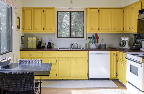 Sioux City House | Stylish lofted w/private driveway, garage and backyard