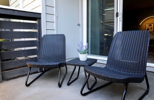 Beaverton Apartment | Stylish, New & Clean 1b apt w/King Bed+Pool+Gym+Parking