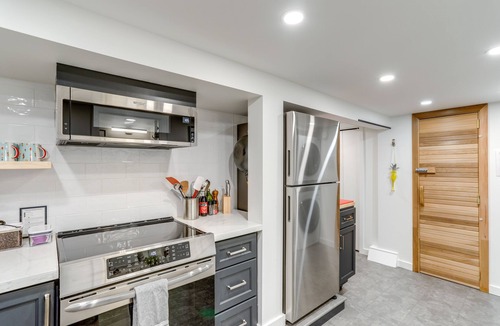 Ballard Apartment | Stylish Seattle Apt w/Sauna: 6 Mi to Downtown!