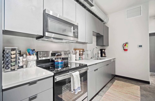 Lincoln Heights Apartment | Stylish South Hill Retreat, Queen Bed and Sofa Sleeper, Full Kitchen, Parking