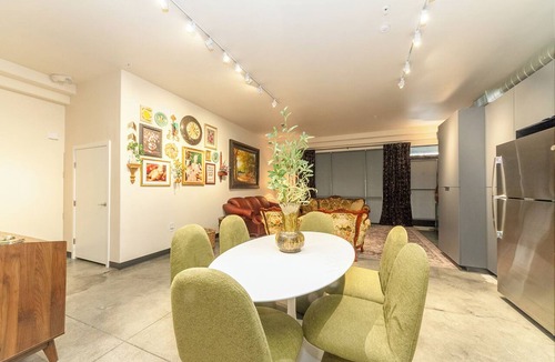 Lincoln Heights Apartment | Stylish South Hill Retreat, Queen Bed and Sofa Sleeper, Full Kitchen, Parking