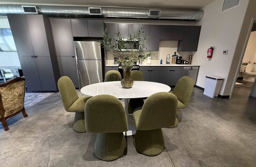 Lincoln Heights Apartment | Stylish South Hill Retreat, Queen Bed and Sofa Sleeper, Full Kitchen, Parking