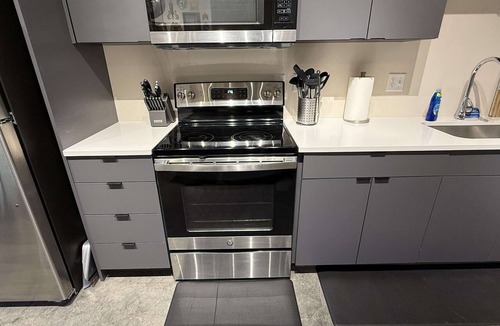 Lincoln Heights Apartment | Stylish South Hill Retreat, Queen Bed and Sofa Sleeper, Full Kitchen, Parking