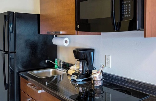 Bismarck Hotel | Stylish Studio Near Bismarck Art Alley – Steps from Cultural Attractions