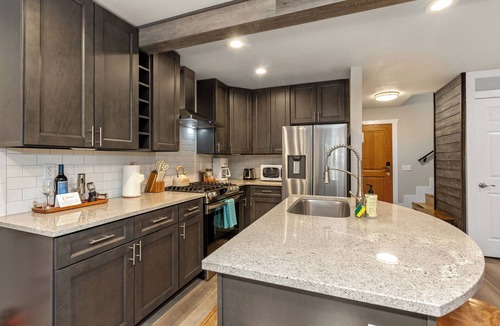 Ketchum Condo | Stylish Sun Valley 2BR - Dog-Friendly - 2 Min Walk to Town