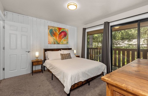 Ketchum Condo | Stylish Sun Valley 2BR - Dog-Friendly - 2 Min Walk to Town