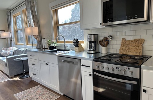 River West House | Sugar Plum Loft - Sweet and Walkable Bend, AC, 100+mbps Wifi, 30 nt min