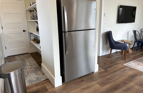 River West House | Sugar Plum Loft - Sweet and Walkable Bend, AC, 100+mbps Wifi, 30 nt min