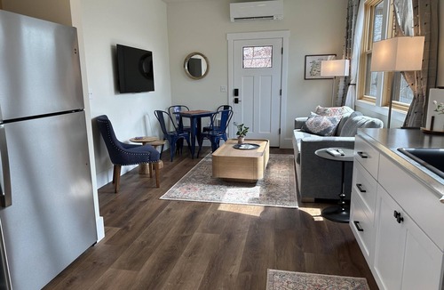 River West House | Sugar Plum Loft - Sweet and Walkable Bend, AC, 100+mbps Wifi, 30 nt min
