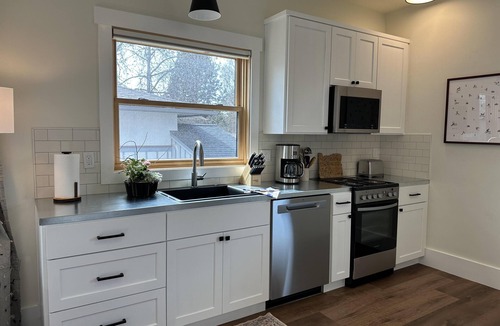 River West House | Sugar Plum Loft - Sweet and Walkable Bend, AC, 100+mbps Wifi, 30 nt min