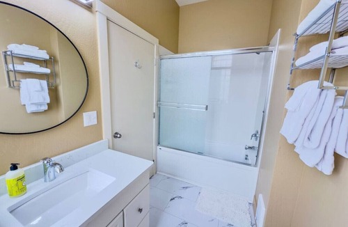 Medford Hotel | Suite 1 | Peach Street Inn