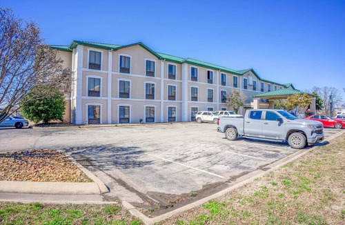 Jonesboro Apartment | Suite - King Bed Non - Smoking