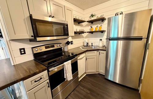 Great Valley Condo | Summer Adventure Condo - Golf, Hike & Explore