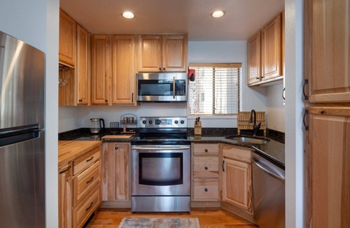 Elkhorn Village House | *Summer Sale* Cozy 2BR + Loft - Deck w/Grill, Private W/D