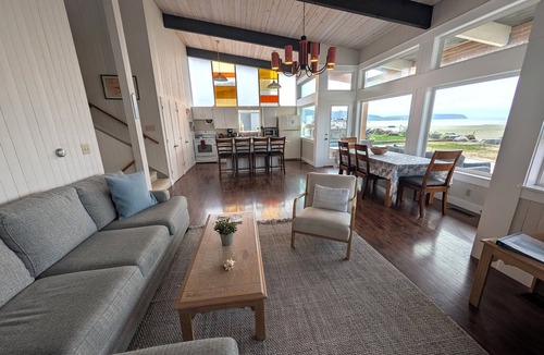 Clinton House | Sunlight Beach Getaway - sleeps 8, beachfront getaway on Useless Bay