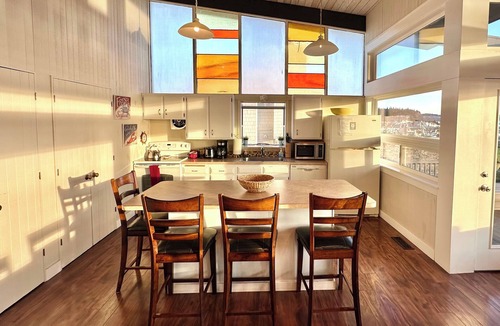 Clinton House | Sunlight Beach Getaway - sleeps 8, beachfront getaway on Useless Bay