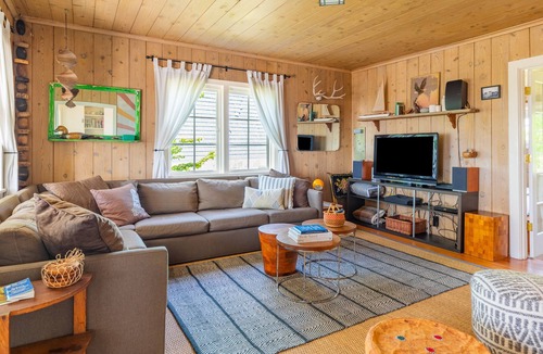 Clinton Cabin | Sunlight Beach Getaway - Waterfront Cabin