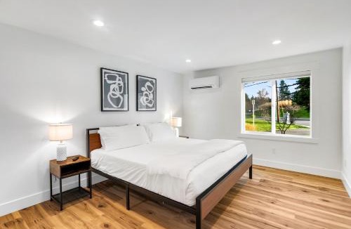 Everett Apartment | Sunny 3BR Retreat Near Everett Waterfront