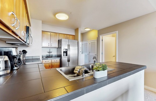 Bend Condo | Sunny condo with open layout, smart TV, balcony, W/D, & AC - great location