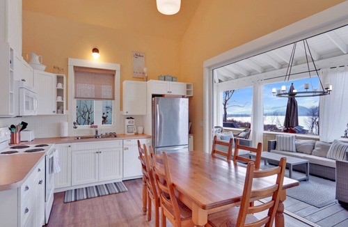 Oroville House | Sunny Getaway at Veranda Beach