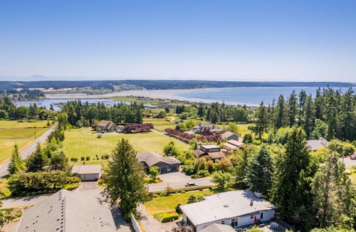 Freeland House | Sunny Side Island Retreat by AvantStay