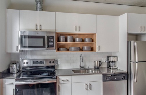 Cascade Apartment | Sunny South Lake Union Studio, Space Needle views, nr Bars, by Blueground