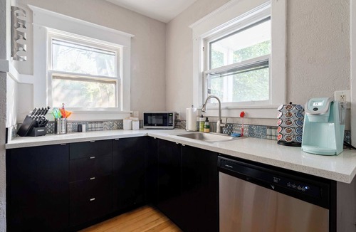 Belmont Apartment | Sunnyside Wonderland - Coffee Shops, Bars & Parks