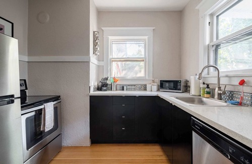 Belmont Apartment | Sunnyside Wonderland - Coffee Shops, Bars & Parks
