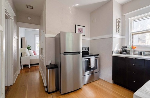 Belmont Apartment | Sunnyside Wonderland - Coffee Shops, Bars & Parks