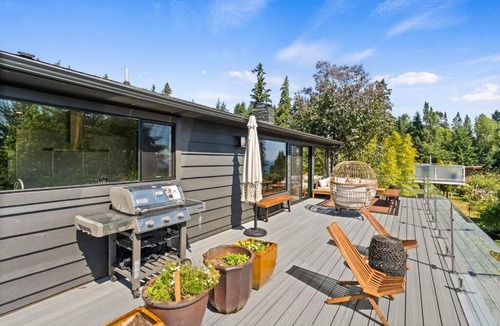 Rollingbay House | Sunrise Oasis, Water View, Family & Dog friendly