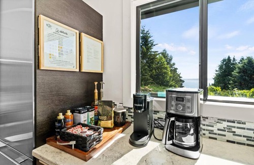 Rollingbay House | Sunrise Oasis, Water View, Family & Dog friendly